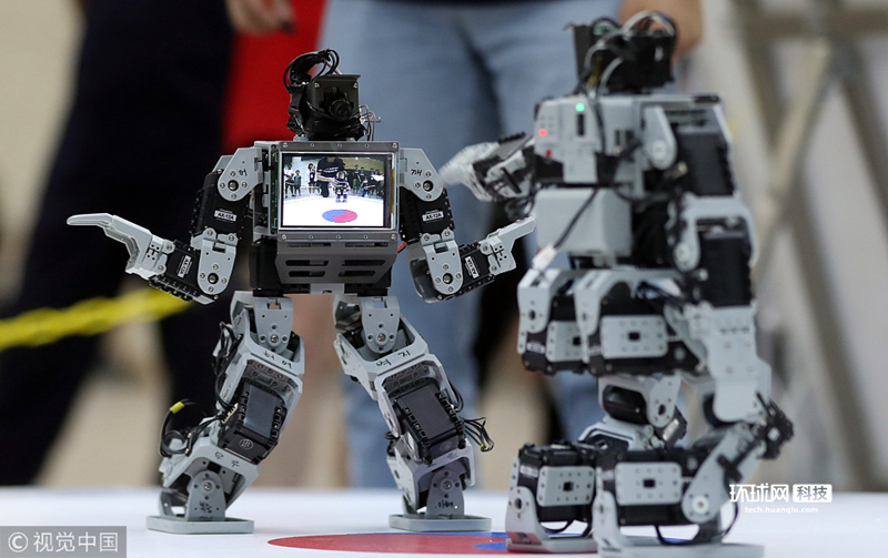 韩国举行跆拳道机器人比赛 机器人捉对“厮杀”